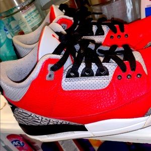 AIR JORDAN 3 RETRO
"Red Cement/Unite"